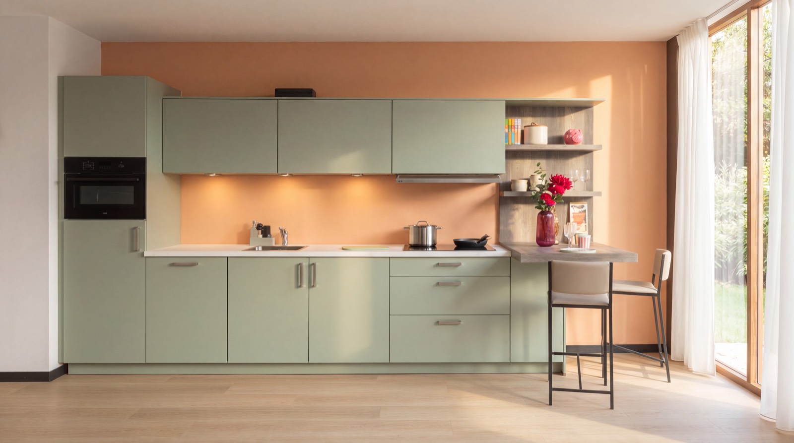 Saliegroene keuken met terracotta wand